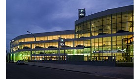 Foto de La fachada del mayor concesionario BMW-Mini cuenta con superficies acristaladas