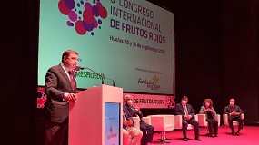 Foto de Luis Planas elogia la apuesta por la innovación del sector de los frutos rojos