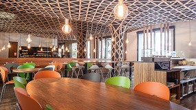 Foto de El diseño interior del restaurante thai Bambú Box, único y sostenible con los productos Moso
