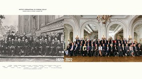 Foto de 34 reconocidos científicos y 21 jóvenes investigadores europeos en el ámbito de la química recrean la icónica foto de Curie y Einstein en 1927