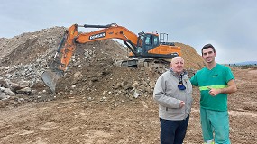 Foto de Dos excavadoras Doosan en una planta de reciclaje
