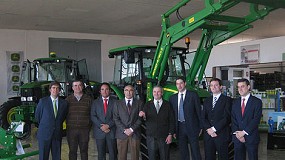 Foto de John Deere hace entrega del tractor 5080M con pala cargadora sorteado en Fima 2010