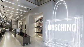 Foto de Fabio Ferrillo designs the new Moschino boutique in Paris, a store concept halfway between a retail space and art gallery