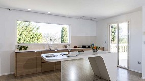 Foto de A HI-MACS island kitchen that seems to float in the air and light, protagonists of this contemporary space with mountain views