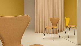 Foto de New stunning matches of colours and textiles by Carla Sozzani for the iconic Fritz Hansen's Series 7 chairs