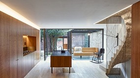 Foto de The studio GROUPWORK + Amin Taha renovates a house in London with touches of AHEC American cherry tree wood