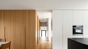 Foto de Space, Light and Materiality, keys for the renovation of this house by Paul Bernier Architecte