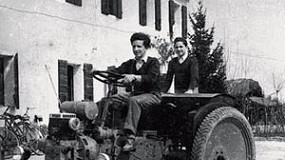 Foto de Un siglo de evolucin media entre la primera sembradora y el primer tractor multifuncional