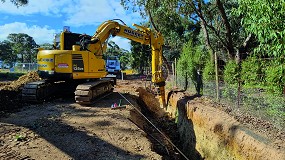 Foto de Um martelo HP 1200 e um compactador IHC 75, ao serviço de obras de construção civil na Austrália
