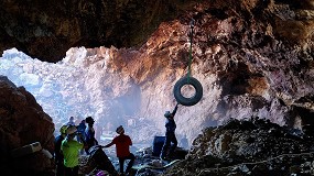 Foto de Retirados más de 400 neumáticos usados en una mina abandonada en el paraje natural de la sierra de Enmedio
