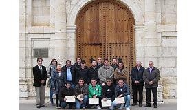 Foto de John Deere hace entrega de los diplomas de la IV Promocin del Proyecto 'Tema'