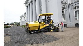 Foto de La extendedora de carreteras Bomag BF 300 pavimenta la terraza jardn de un palacio en Alemania