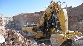 Foto de La excavadora Caterpillar 385c de carga frontal contribuir a la extraccin de piedra de alalabastro en Teruel