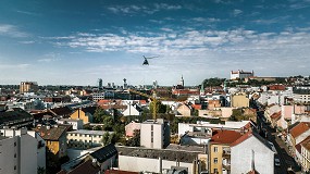 Foto de Sobre los tejados de Bratislava: un helicptero lleva una gra Liebherr al casco antiguo