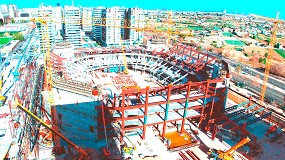 Foto de Diversas gras Liebherr participan en la construccin del estadio Roig Arena, en Valencia