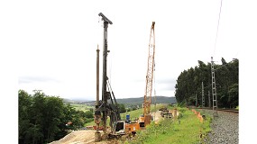 Foto de A Mota-Engil est a trabalhar com vrias mquinas Liebherr na colocao de vrios troos de via frrea na Cantbria.