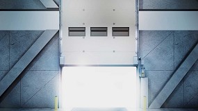Assa Abloy Entrance Systems presenta una innovadora puerta seccional para muelles de carga con una innovadora tecnologa de motores