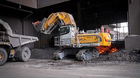 Foto de La excavadora especial R 980 SME de Liebherr, utilizada en el manejo de escorias