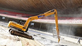 Foto de Martillos hidrulicos de Atlas Copco para demoler las gradas del estadio de Mineiro (Brasil)