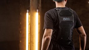 Foto de EVOC ampla su gama de protectores con el chaleco Torso Protector