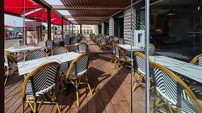 Foto de KE en la terraza de un tpico restaurante junto al puerto en Normanda
