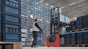 Foto de Linde MH apuesta por la versatilidad con una nueva gama de apiladores peatonales compactos