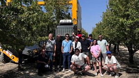 Foto de Tenas recibi una misin comercial de Georgia y le mostr su cosechadora de almendra