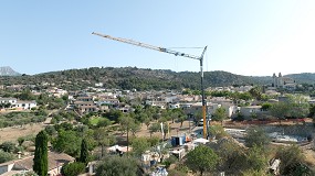 Foto de Edificam da un paso al frente con su gra automontable Liebherr 33 L