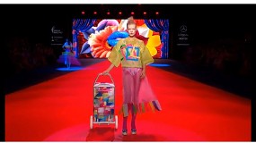 Foto de Agatha Ruiz de la Prada y Rolser fusionan carros de compra y moda en la pasarela de la MBFWMadrid