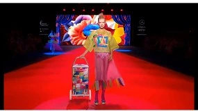 Foto de gatha Ruiz de la Prada y Rolser fusionan carros de compra y moda en la pasarela de la MBFWMadrid