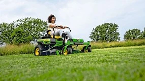 Foto de John Deere apresenta novo cortador de relva Z370R Electric ZTrak