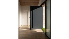 Foto de Millennium Plus Pivot de Cortizo, una puerta minimalista para cubrir grandes vanos