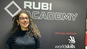 Foto de Entrevista a Dina Taravella, colocadora de cermica y alumna de la Beca Rubi