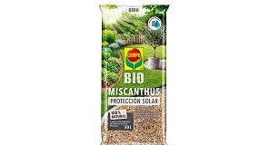 Foto de El recubrimiento Compo Bio Miscanthus protege el suelo y las plantas de la desecacin.