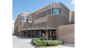Foto de Wicona en el Centro de tratamientos ambulatorios de Granollers, de BAAS Arquitectura y CASA Solo