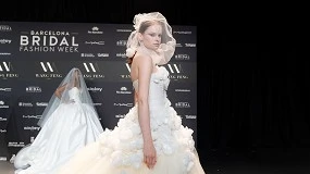Foto de Ondas naturales y recogidos texturizados marcan las tendencias nupciales en la Barcelona Bridal Fashion Week 2025