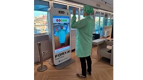 Foto de Forxai Mirror de Konica Minolta, un espejo con IA que detecta fallos en el EPI antes de entrar al puesto de trabajo