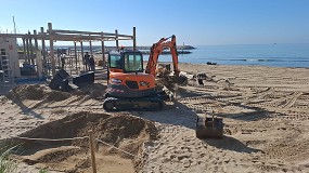 Foto de Una miniexcavadora Develon DX62R prepara la temporada de verano en Castelldefels