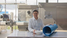 Foto de Carole Tonello, vicepresidenta de negocio de Hiperbaric, recibe el premio a la mejor patente femenina otorgado por Industria