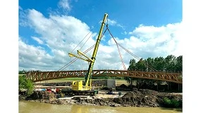 Picture of Una grúa Liebherr LTM 1500-8.1 de Grúas Aguilar culmina con éxito el montaje de la pasarela de madera del paseo fluvial de Pamplona
