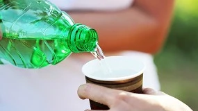 Fotografia de Ecoembes ayuda al sector de bebidas a cumplir con la normativa de incorporación de plástico reciclado en botellas
