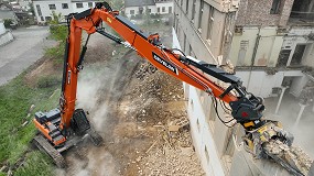 Foto de Una excavadora Develon DX380DM-7 participa en la demolicin del antiguo edificio Tesla en la Repblica Checa