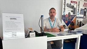 Foto de IED Electronicity muestra las ventajas de su sonda de humedad de suelo multinivel Gerbil