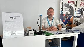 Foto de IED Electronicity muestra las ventajas de su sonda de humedad de suelo multinivel Gerbil