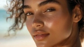 Foto de Piel protegida, luminosa y con color que se adapta a ti con 'Island Glow Liquid Bronzer'