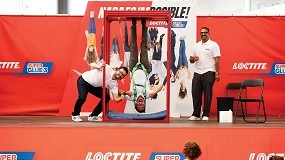 Foto de Loctite cuelga una persona boca abajo con solo pegamento en un evento en Canarias