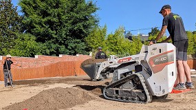 Foto de Minicargadora Bobcat MT100: versatilidad compacta para el paisajismo urbano
