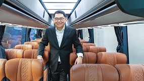 Foto de Alta tecnologa en lugar de trabajo manual: padre e hijo, en la va rpida con autobuses Premium