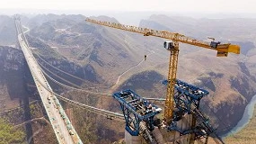Foto de Grua Potain MCT 385 demonstra toda a sua potncia na ponte mais alta do mundo