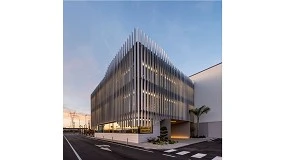 Foto de Arquitetura de preciso industrial e sensibilidade natural para a nova sede da Extrusax